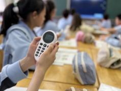 学生们则需求自主判断其是否契合自己的
